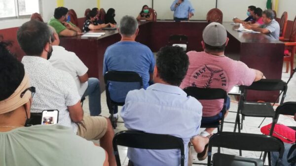 Cuestionan a regidores por qué no se concesionó la basura en Holbox.