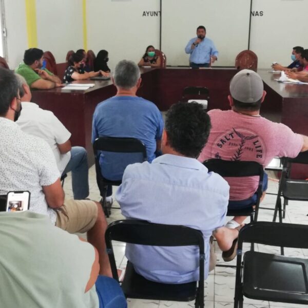 Cuestionan a regidores por qué no se concesionó la basura en Holbox.