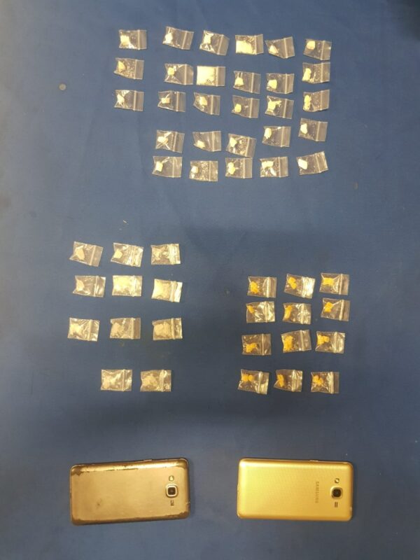 Detienen a pareja por delitos contra la salud en la Sm 100 de Cancún; discutían en un coche y en una revisión les hallan diversas drogas.