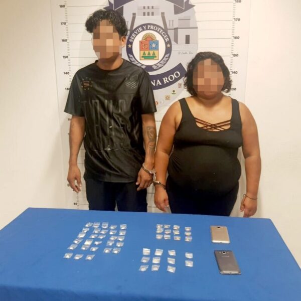 Detienen a pareja por delitos contra la salud en la Sm 100 de Cancún.