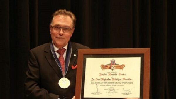 Condecora la reina Isabel II a científico mexicano Alejandro Madrigal.