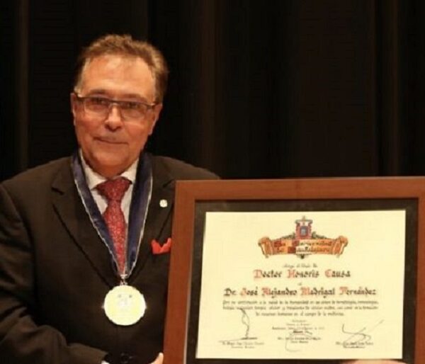 Condecora la reina Isabel II a científico mexicano Alejandro Madrigal.