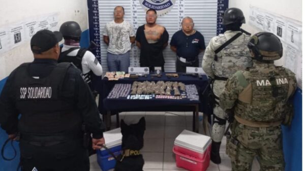 Caen 3 sujetos con más de 200 dosis de drogas en la Quinta Avenida.