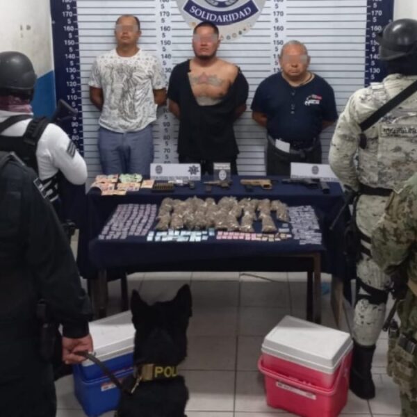 Caen 3 sujetos con más de 200 dosis de drogas en la Quinta Avenida.