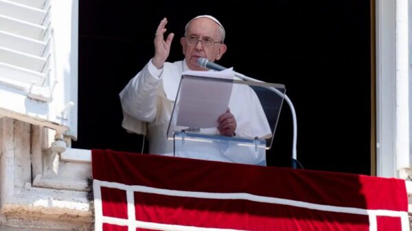 El Papa pide perdón por suspender su viaje a África.