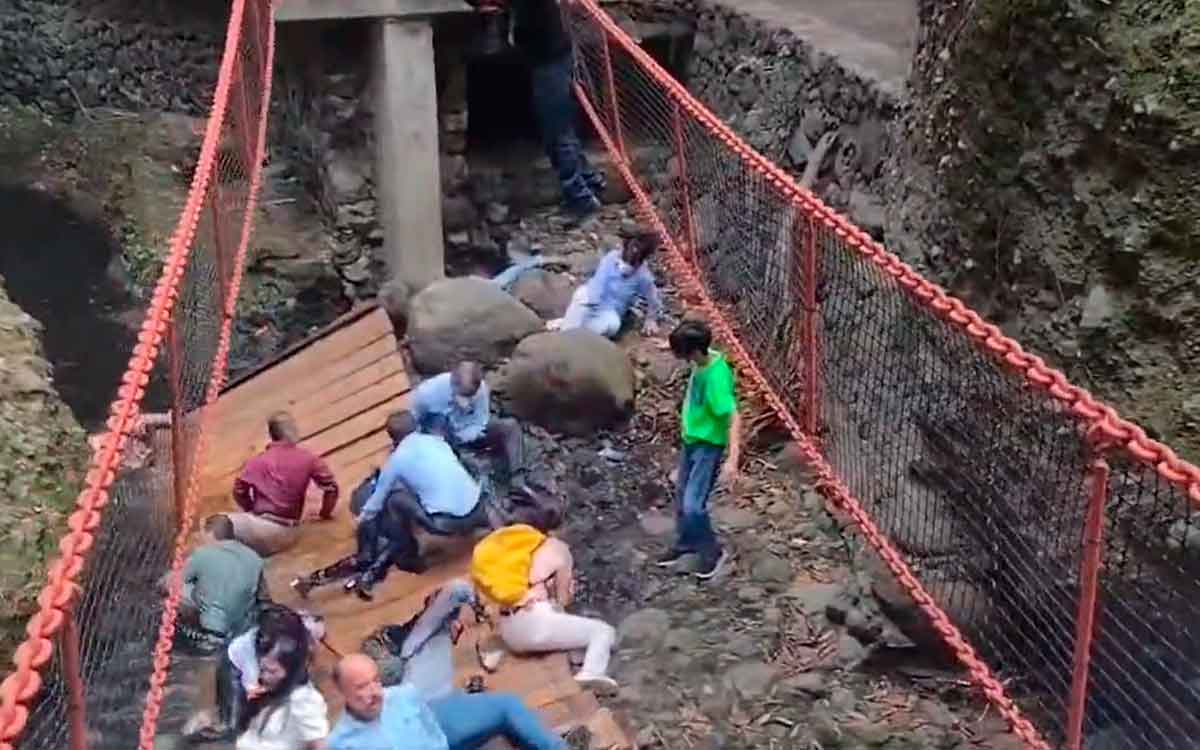 Caen los primeros funcionarios por desplome de puente colgante en Cuernavaca; entre ellos está la encargada de Protección Civil y el de Obras