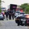Suman 50 migrantes hallados muertos dentro de un tráiler en Texas; 22 son mexicanos (VIDEO).