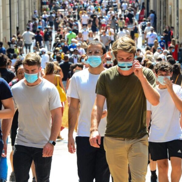 Reporta OMS que contagios de Covid-19 aumentaron 30%.