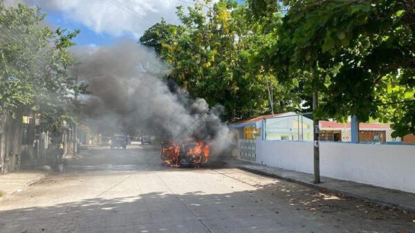 Se quema vocho en la Supermanzana 96 de Cancún.