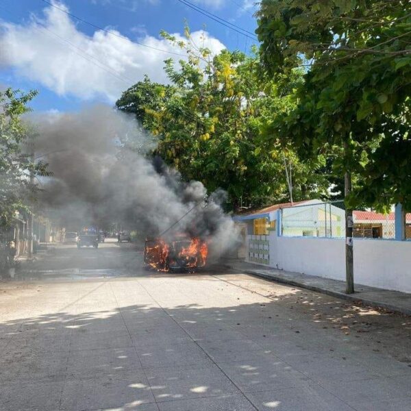 Se quema vocho en la Supermanzana 96 de Cancún.