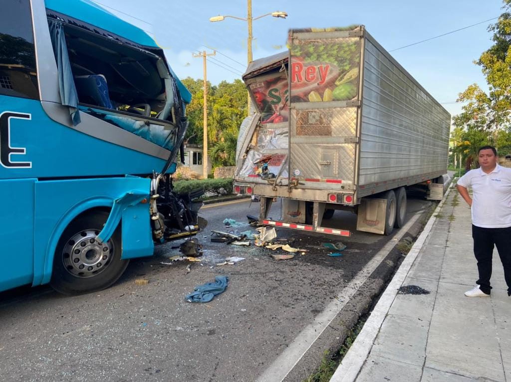 Choca autobús turístico contra un tráiler en la vía a Mérida; se desconoce el estado de salud de los ocupantes de la unidad de la empresa Autotransportes del Valle.