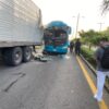 Choca autobús turístico contra un tráiler en la vía a Mérida.