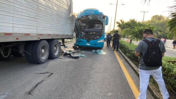 Choca autobús turístico contra un tráiler en la vía a Mérida.