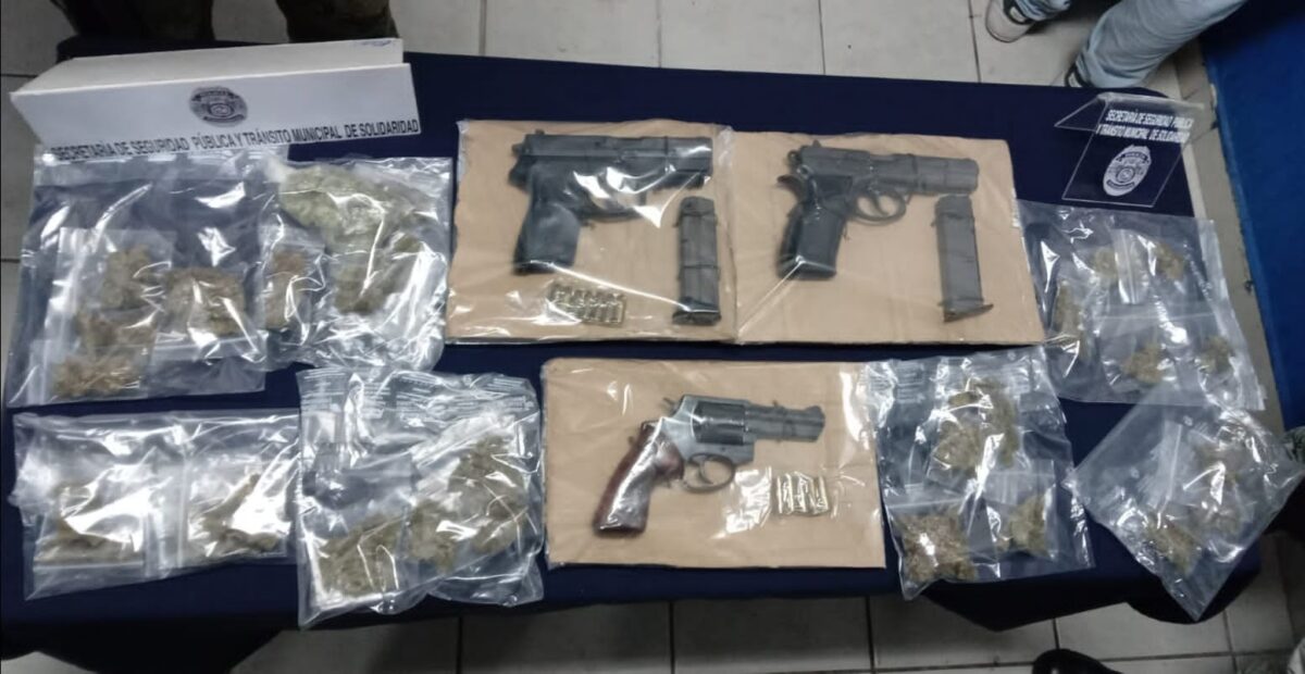 Presentan a 7 detenidos tras balacera en la Quinta Avenida; a los detenidos se les decomisaron tres armas de fuego y 31 dosis de droga.