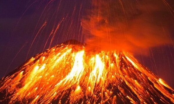 VIDEO: Volcán hace erupción en pleno partido