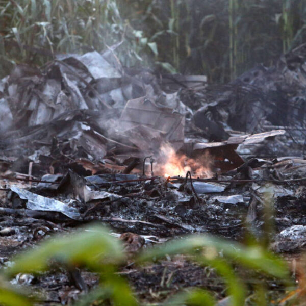 Mueren 8 al estrellarse avión ucraniano en Grecia (VIDEO).