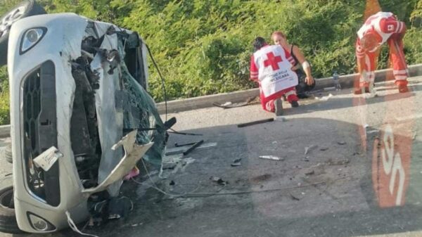 Turista sufre aparatosa volcadura en Playa del Carmen.