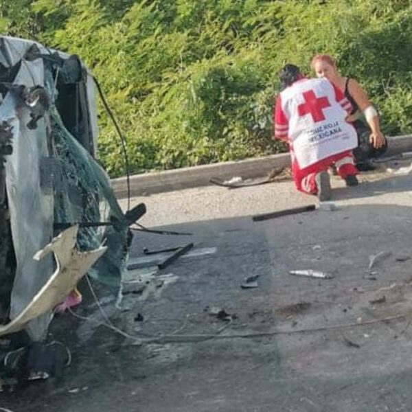 Turista sufre aparatosa volcadura en Playa del Carmen.