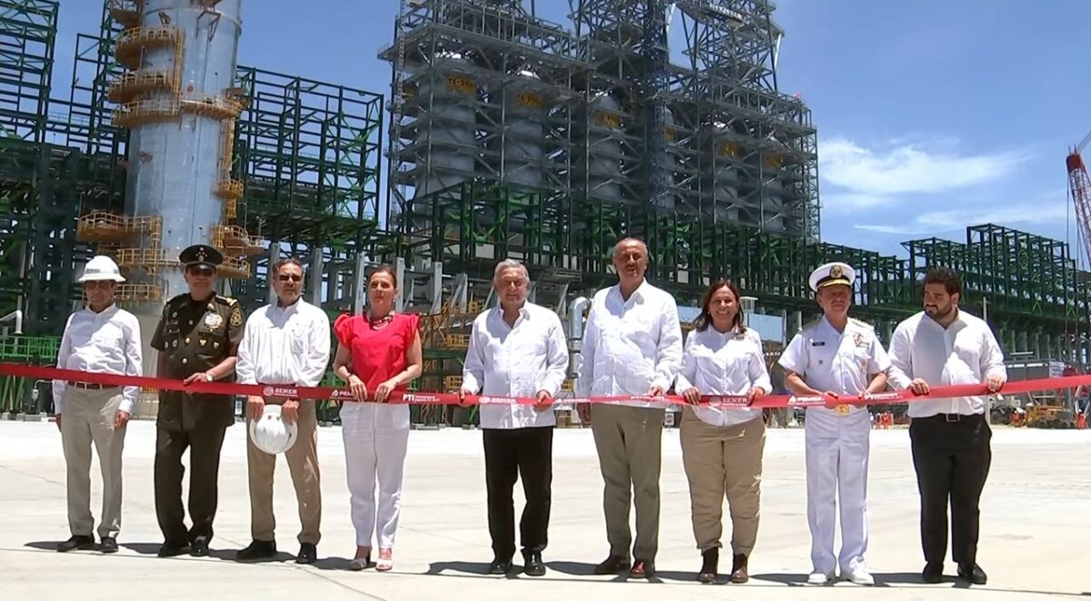 El Presidente de México a punto de cortar el listón de la inauguración oficial de la Refinería Olmeca.
