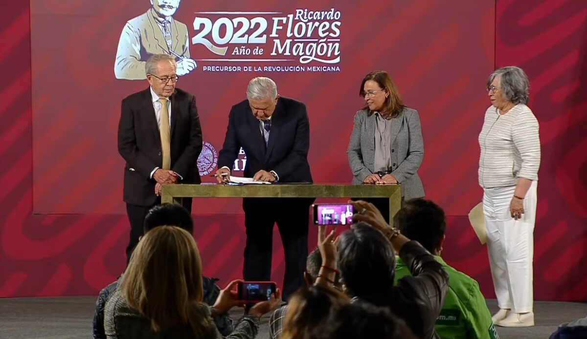 El secretario de Salud, Jorge Alcocer Varela; el presidente Andrés Manuel López Obrador, y la secretaria de Energía, Rocío Nahle. El mandatario firma la iniciativa para eliminar el horario de verano.