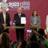Firma AMLO iniciativa para eliminar el horario de verano