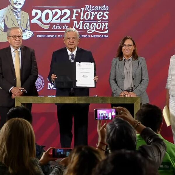 Firma AMLO iniciativa para eliminar el horario de verano
