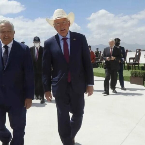 Defiende AMLO a Ken Salazar ante críticas del ‘New York Times’