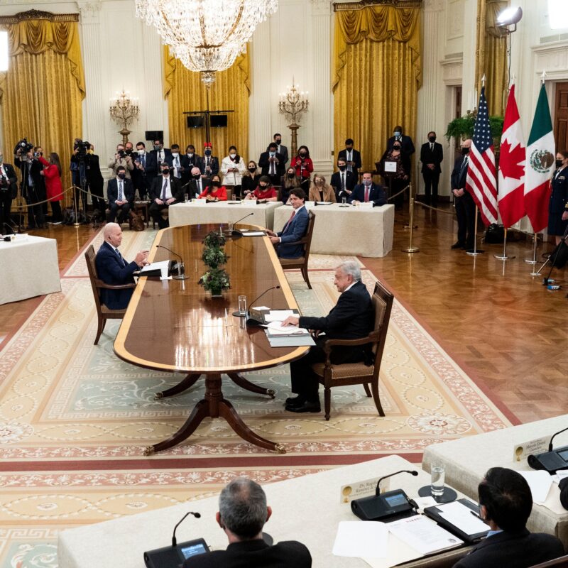 Acuerdos en la pasada reunión Cumbre AMLO, Biden y Trudeau, acordaron: •Acabar con la pandemia del Covid-19 y avanzar en la salud global • Donación de vacunas: Se comprometieron a apoyar a la región por medio de entrega de vacunas al resto del continente, con especial atención al Caribe para que todos tengan acceso a la vacuna lo antes posible. • Replantear y actualizar el Plan Norteamericano para la Influenza Animal y Pandémica (NAPAPI) para estar preparados para otra posible pandemia. • Reforzar las cadenas de suministros médicos para lo cual e deben explorar nuevas vías para fabricar más componentes de las vacunas y otros suministros de salud pública. • Invertir en la fuerza de trabajo del sector salud y combatir la falsificación de medicamentos parar mejorar el acceso y distribución de vacunas. • Para prevenir, detectar y responder a amenazas de enfermedades infecciosas se apoyará a la Agenda de Seguridad Sanitaria Mundial. • Prevenir y combatir la epidemia de opioides, para lo que mantendrán el Diálogo sobre Drogas de América del Norte. Migración, desarrollo y una América del Norte segura • Desarrollar un pacto regional sobre migración y protección para las Américas. • Promover vías de movilidad laboral, comprometiéndose a conceder más visados para trabajadores estacionales. • Abordar las causas profundas de la migración y el desplazamiento forzado, y considerar la creación de una asociación trilateral de desarrollo entre la Amexcid de México, el Ministerio de Asuntos Globales de Canadá, y USAID.