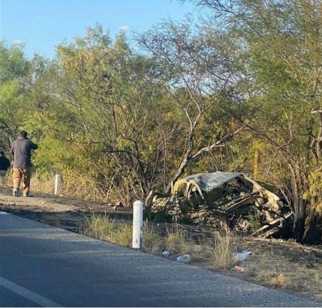 Vuelca camioneta con inmigrantes en Nuevo León; hay 5 fallecidos. El INM informó que brindan atención a 12 lesionados.