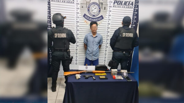 Detiene policía de Playa del Carmen a sujeto fuertemente armado