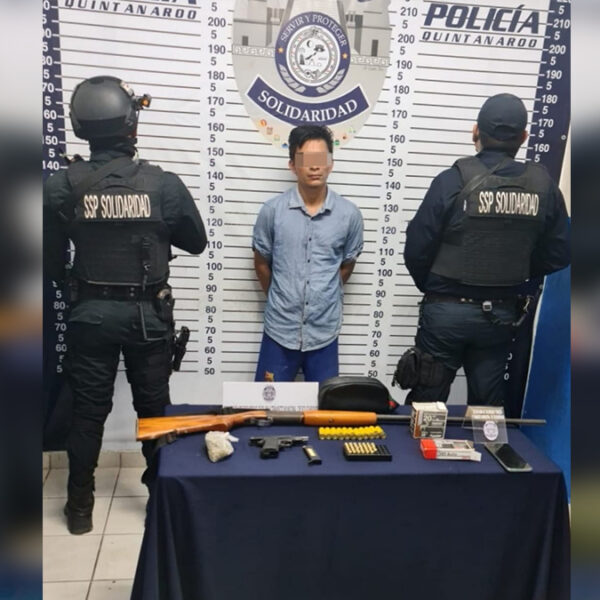Detiene policía de Playa del Carmen a sujeto fuertemente armado