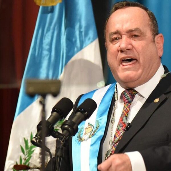 Intentan matar a balazos al presidente de Guatemala