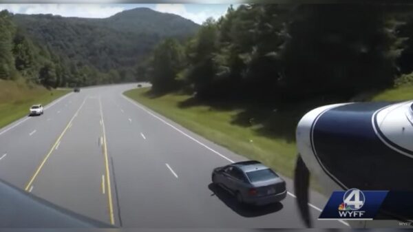 Piloto realiza increíble aterrizaje entre automóviles