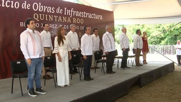 El presidente López Obrador pone en marcha programa integral de obras en Cancún.
