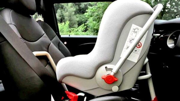 Dejan a bebe en auto y muere por golpe de calor