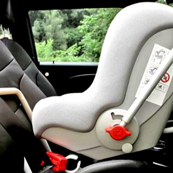 Dejan a bebe en auto y muere por golpe de calor