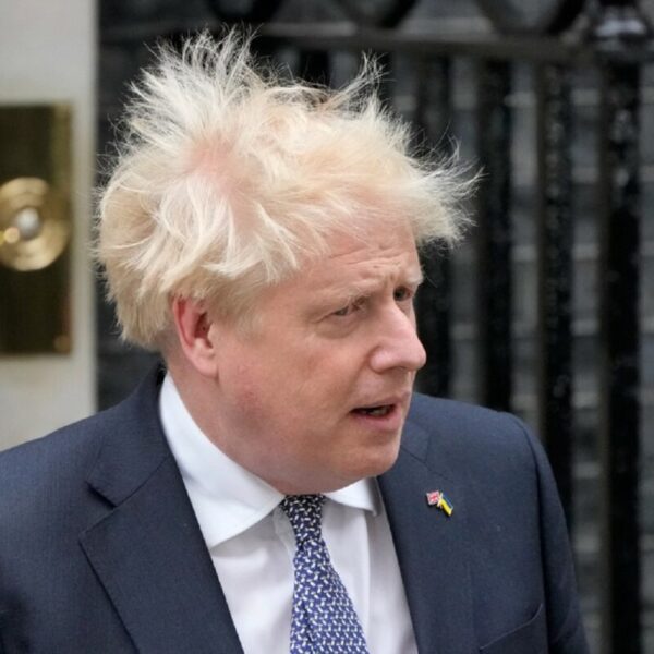 Boris Johnson dimite como líder del Partido Conservador