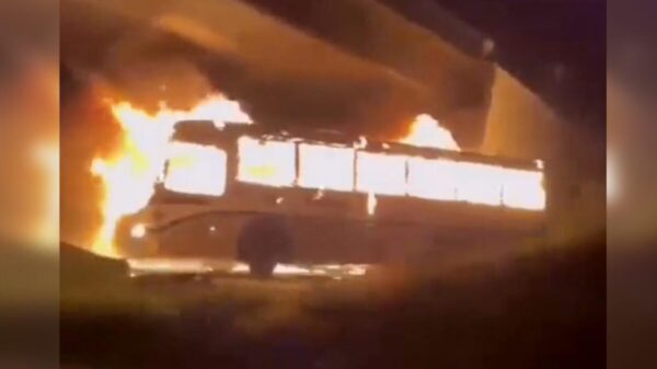 Estudiantes incendian autobús en Michoacán en represalia