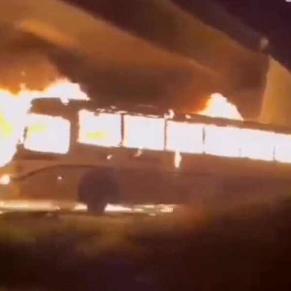 Estudiantes incendian autobús en Michoacán en represalia