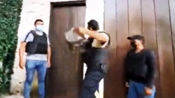 Catean y derriban puerta de la residencia de ‘Alito’ Moreno