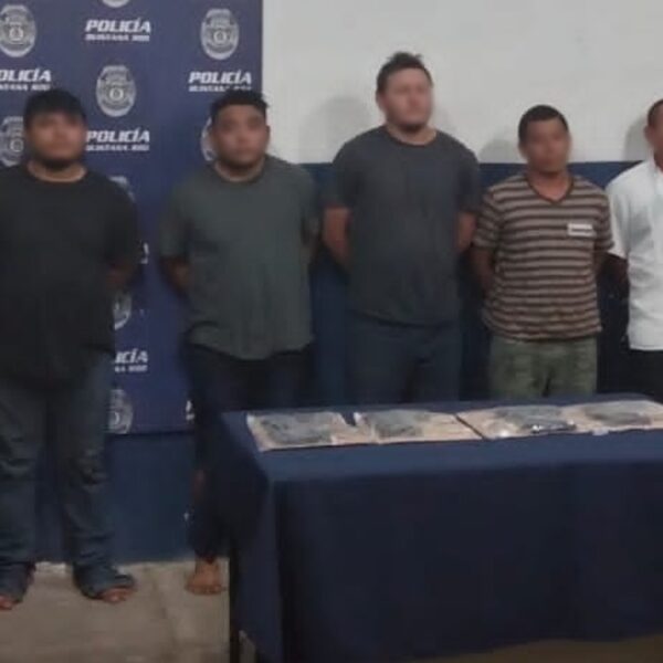 Detienen a sujetos armados en un taxi de José María Morelos.