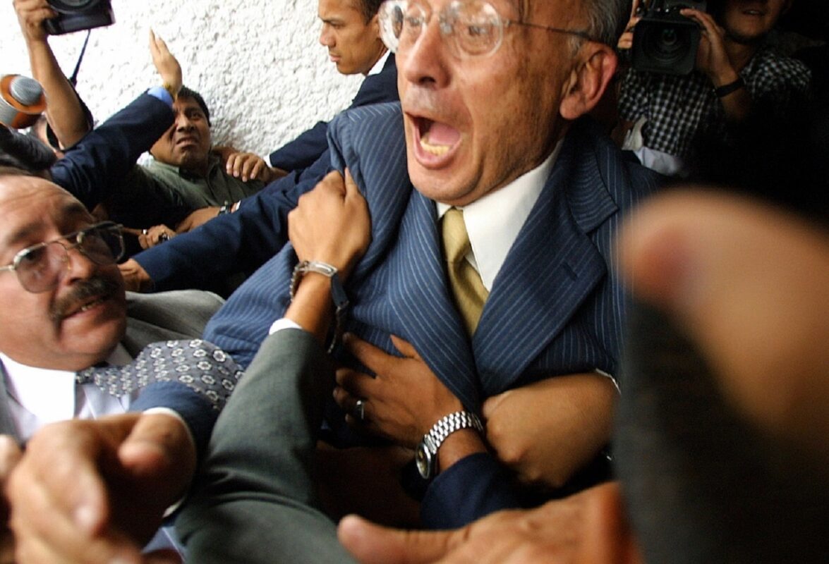 El 9 julio de 2002 salió entre empujones y gritos de asesino tras su comparecencia en la recién creada Fiscalía Especial para Movimientos Sociales y Políticos del Pasado. Foto José Núñez