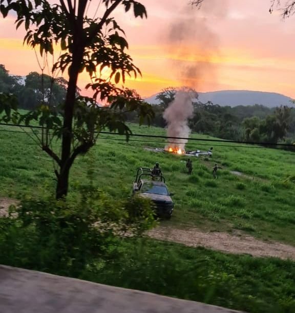 Queman helicóptero y ejecutan a cuatro personas en San Luis Potosí; autoridades investigan lo ocurrido esta mañana en Tamasopo.