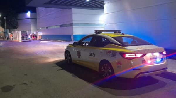 Policías auxilian a un niño con problemas de asfixia.