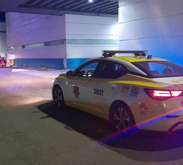 Policías auxilian a un niño con problemas de asfixia.