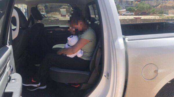 Rescatan a salvadoreña y su bebé en el río Bravo.