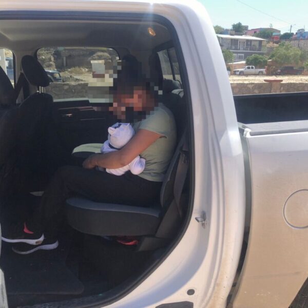 Rescatan a salvadoreña y su bebé en el río Bravo.