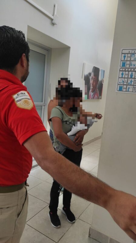 Rescatan a salvadoreña y su bebé en el río Bravo; la mujer de 17 años estuvo a punto de ahogarse al ser arrastrada por la fuerza de la corriente.