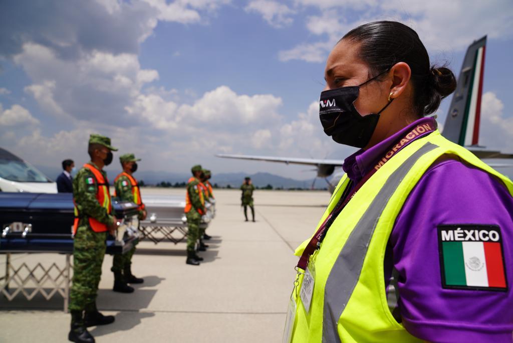 Trasladan cuerpos de mexicanos muertos en un tráiler en Texas; la repatriación corre a cargo del Gobierno federal.