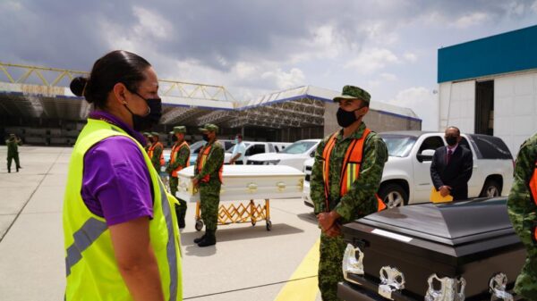 Trasladan cuerpos de mexicanos muertos en un tráiler en Texas.
